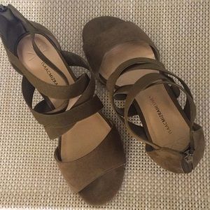 Isaac Mizrahi wedge open toe w/ zip back